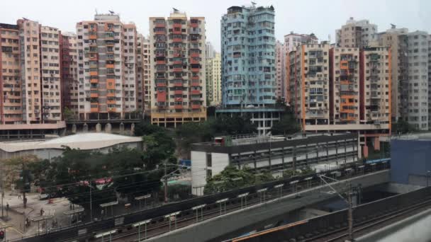 中国4月19日2020年 営業中のKwun Tong Mtr列車 日曜日に九龍のKung Tong地区の香港伝統的な住宅ビル — ストック動画