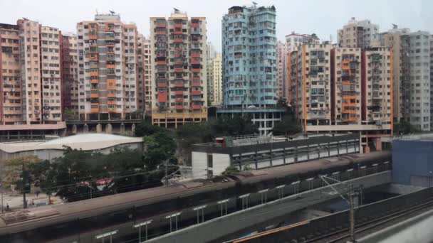 中国4月19日2020年 営業中のKwun Tong Mtr列車 日曜日に九龍のKung Tong地区の香港伝統的な住宅ビル — ストック動画