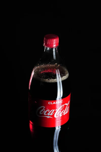 Garrafa Coca Cola Sobre Fundo Preto — Fotografia de Stock