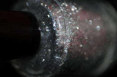 Sıvı kıvılcımlı oje şişesinin makro fotoğrafı.