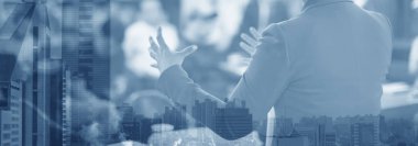 Konferans fotoğrafçısı ve konuşmacı konuşma yapacak. CEO forumunda seminer sunucusu. Eğitim dersinde emlak uzmanı. Yatırımcı sunumu sunum atölyesi resmi.