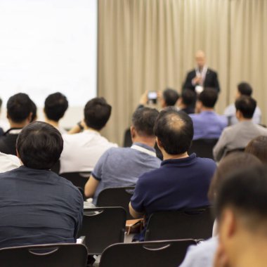 Profesyonel konuşmacı tarafından şirket konferansında konuşma yapılacak. Yönetici yönetici, girişimciler için liderlik atölyesinde izleyicilere sunum yapıyor. İş eğitimi alan insanlar.