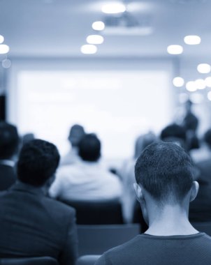 Konferans fotoğrafçısı ve konuşmacı konuşma yapacak. Forum sırasında bir panelde seminer sunucusu. Sahnede satış yöneticisi idari eğitim tartışması. Yatırımcı sunumu.