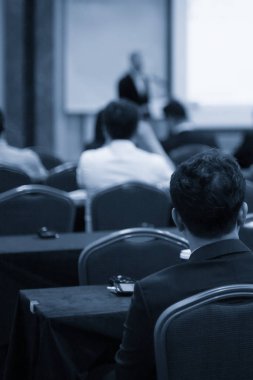 Konferans fotoğrafçısı ve konuşmacı konuşma yapacak. Forum sırasında bir panelde seminer sunucusu. Sahnede satış yöneticisi idari eğitim tartışması. Yatırımcı sunumu.