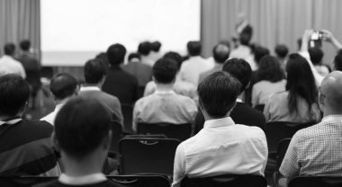 Kurumsal konferansta seminer sunucusu konuşma yapıyor. Konuşmacı iş izleyicilerine ders veriyor. Şirket eğitimi etkinliği sırasında salonda tartışma yürüten yönetici. 