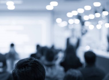 Konferans fotoğrafçısı ve konuşmacı konuşma yapacak. Forum sırasında bir panelde seminer sunucusu. Sahnede satış yöneticisi idari eğitim tartışması. Yatırımcı sunumu.