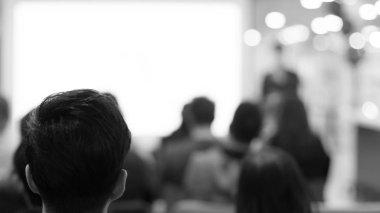 Konferans salonunda ya da seminer toplantısında, iş ve eğitim kavramında seyirciye dik bir bakış açısıyla sahnede. Sözcü iş toplantısında bir konuşma yapacak. Seminer sunum fotoğrafı.