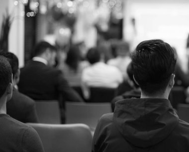 Oditoryumda teknoloji girişimcileri için kurumsal seminer. Geliştirme atölyesine katılan izleyiciler. İcra müdürü sempozyumda konuşma yapıyor. Üniversite konferans salonunda işletme eğitimi.