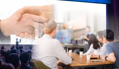 Teknoloji yöneticisi tarafından verilen iş sunumu. Uzman konuşmacıların insanlara sunduğu bir şirket semineri. Konferans sırasında konuşma yapan adam. Atölyede liderlik eğitimi koçu. Buluşma konsepti.