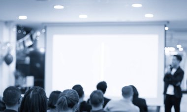 Profesyonel konuşmacı tarafından şirket konferansında konuşma yapılacak. Yönetici yönetici, girişimciler için liderlik atölyesinde izleyicilere sunum yapıyor. İş eğitimi alan insanlar.