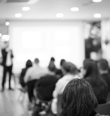 Konferans fotoğrafçısı ve konuşmacı konuşma yapacak. Forum sırasında bir panelde seminer sunucusu. Sahnede satış yöneticisi idari eğitim tartışması. Yatırımcı sunumu.
