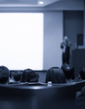 Konferans salonunda ya da seminer toplantısında, iş ve eğitim kavramında seyirciye dik bir bakış açısıyla sahnede. Sözcü iş toplantısında bir konuşma yapacak. Seminer sunum fotoğrafı.