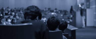 İş eğitmeni bir grup insana sunum yapıyor. Liderlik koçu uluslararası forum sırasında konferans salonunda yönetim öğrencilerine brifing veriyor. Sunucu girişimcilere ders veriyor. 