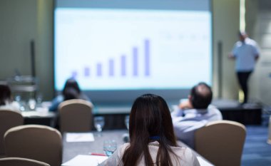 Konferans fotoğrafçısı ve konuşmacı konuşma yapacak. Forum sırasında bir panelde seminer sunucusu. Sahnede satış yöneticisi idari eğitim tartışması. Yatırımcı sunumu.