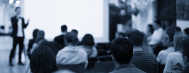 Şirket konferansında konuşma yapacak. Seminerde iş dünyasına konferans veren konuşmacı. Şirket eğitim etkinliği sırasında salonda tartışmayı yürüten yönetici yönetici..