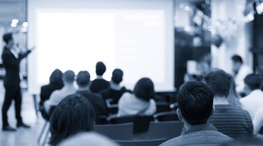 Salonda dinleyicilere sunum yapan uzman konuşmacı ile seminer. Kopyalama alanı için boş iş sunu ekranı. Yönetici sunucu bir konuşma yapıyor. Atölye dersinde liderlik eğitim koçu.