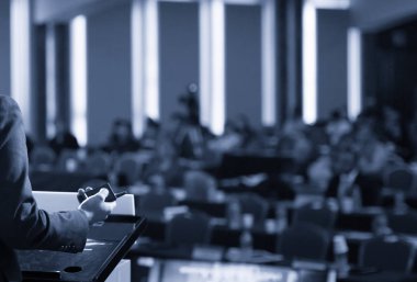 İş koçu. Sözcü konuşma yapıyor. Başarılı takım lideri ve işletme sahibi. İş adamı sunum yapıyor. Dinleyiciler konferans salonundaki konuşmacının konuşmasını dinliyor..