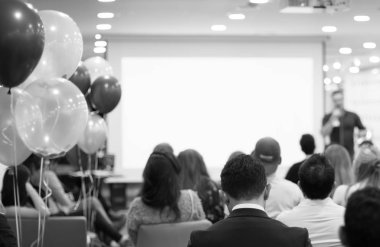 Profesyonel konuşmacı tarafından şirket konferansında konuşma yapılacak. Yönetici yönetici, girişimciler için liderlik atölyesinde izleyicilere sunum yapıyor. İş eğitimi alan insanlar.