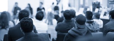 Oditoryumda teknoloji girişimcileri için kurumsal seminer. Geliştirme atölyesine katılan izleyiciler. İcra müdürü sempozyumda konuşma yapıyor. Üniversite konferans salonunda işletme eğitimi.