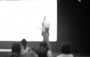 İş adamı ofiste bir sunum yapıyor. İş adamı, iş arkadaşlarına toplantı ya da atölye çalışması sırasında sunum yapıyor. Dikiz aynası. İş ve Girişimcilik.