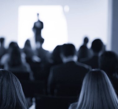 Konferans fotoğrafçısı ve konuşmacı konuşma yapacak. Forum sırasında bir panelde seminer sunucusu. Sahnede satış yöneticisi idari eğitim tartışması. Yatırımcı sunumu.