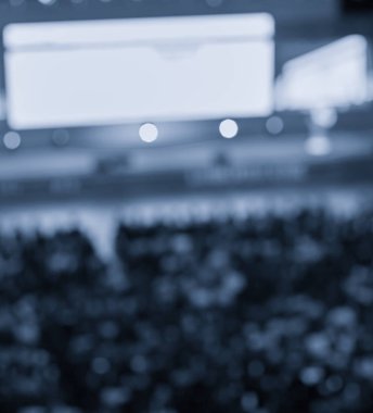 Konferans sunum odasında bulanık odaklanmış seyirci. Konferans salonunda şirket sunumları. Seminer konuşmacısı yeni çalışanlara eğitim veriyor. Forum atölye etkinliğinde sunucu.
