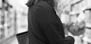 Market Eczanesinden Kadın Alışverişi. Süpermarkette alışveriş yapan biri. Kadın Tutucu Sepeti, hangi ürünü alacağına karar vermeye çalışıyor. Perakende Sağlık Sigortası, Vitamin ve İlaveleri.