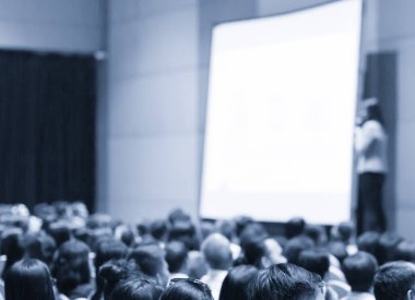Konferans fotoğrafçısı ve konuşmacı konuşma yapacak. Forum sırasında bir panelde seminer sunucusu. Sahnede satış yöneticisi idari eğitim tartışması. Yatırımcı sunumu.