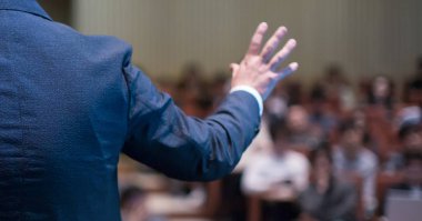 Profesyonel konuşmacı tarafından şirket konferansında konuşma yapılacak. Yönetici yönetici, girişimciler için liderlik atölyesinde izleyicilere sunum yapıyor. İş eğitimi alan insanlar.
