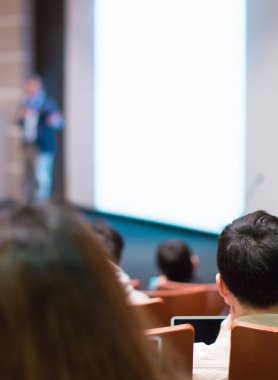 Konferans fotoğrafçısı ve konuşmacı konuşma yapacak. Forum sırasında bir panelde seminer sunucusu. Sahnede satış yöneticisi idari eğitim tartışması. Yatırımcı sunumu.