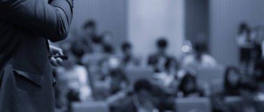 Şirket konferansında konuşma yaparken sunucu. Seminer fotoğrafında iş dünyasının izleyicilerine konuşma yapan konuşmacı. Şirket eğitim etkinliği sırasında salonda tartışmayı yürüten yönetici yönetici.. 