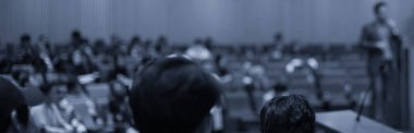 Konferans fotoğrafçısı ve konuşmacı konuşma yapacak. Forum sırasında bir panelde seminer sunucusu. Sahnede satış yöneticisi idari eğitim tartışması. Yatırımcı sunumu.