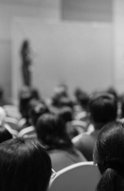 Profesyonel konuşmacı tarafından şirket konferansında konuşma yapılacak. Yönetici yönetici, girişimciler için liderlik atölyesinde izleyicilere sunum yapıyor. İş eğitimi alan insanlar.