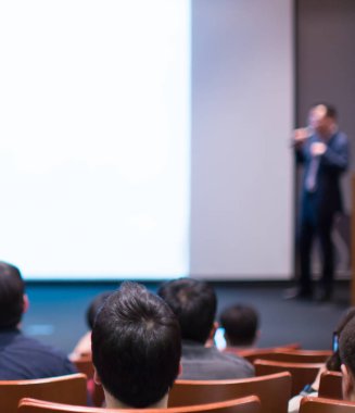 Salonda dinleyicilere sunum yapan uzman konuşmacı ile seminer. Kopyalama alanı için boş iş sunu ekranı. Yönetici sunucu bir konuşma yapıyor. Atölye dersinde liderlik eğitim koçu.