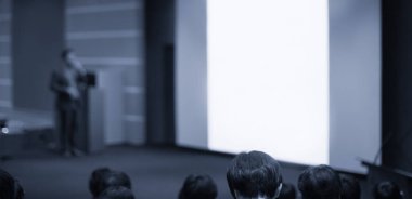 İş koçu. Takım lideri, konferans odasındaki bir iş toplantısında çalışanlara ders veriyor. Bir şirket iş seminerinde konuşmacı konuşma yapıyor. Toplantı salonunda sunucuyla konferans fotoğrafı çekiliyor..
