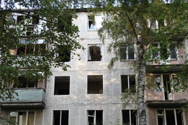 Pencereleri kırık, pencereleri kırık kiracıları olmayan panelevi