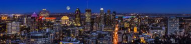 Renkli neon ışıklarıyla gün batımında Montreal şehrinin inanılmaz manzarası