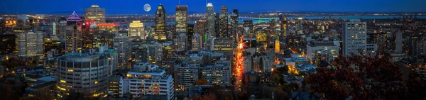 Incredibile vista sulla città di Montreal al tramonto con luce al neon colorata — Foto Stock