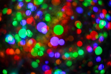 Noel 'in zarif soyut arka planında baloncuk bokeh renkli neon ışıklar. Odaklanamayan ışıklarla donatılmış arka plan. Klasik Bokeh. Boşluğu kopyala.