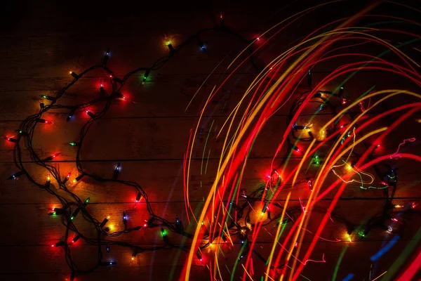 Guirlande de Noël colorée lumières chaudes. Lignes lumineuses multicolores . — Photo