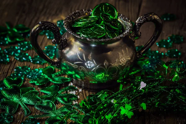 Patricks Feiertagssymbol Shamrock Kranz Shamrocks Und Antikes Silbernes Töpfchen Gefüllt — Stockfoto