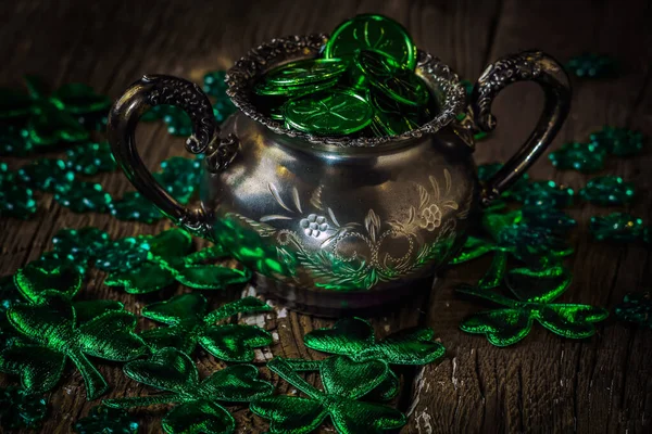 Patricks Feiertagssymbol Shamrock Kranz Shamrocks Und Antikes Silbernes Töpfchen Gefüllt — Stockfoto