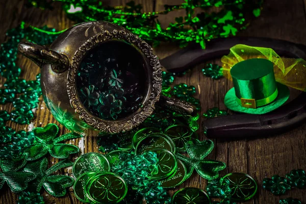 Patricks Day Komposition Shamrocks Hufeisen Münzen Koboldhut Und Silbertopf Auf — Stockfoto