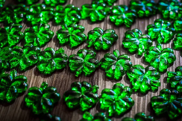 Grünkleeblätter Auf Einem Hölzernen Hintergrund Hintergrund Ist Der Patrick Day — Stockfoto