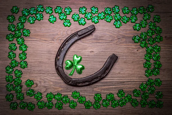 Hintergrund Mit Rostigem Hufeisen Shamrock Über Rustikalem Holz Patricks Feiertagssymbol — Stockfoto