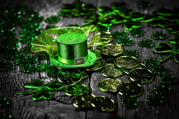 Composizione Del Giorno San Patrizio Trifogli Monete Cappello Leprecauno Fondo — Foto Stock