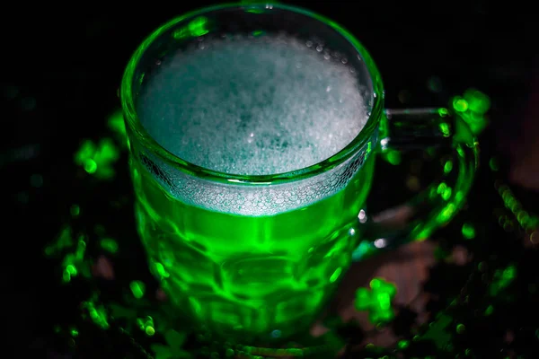 Patrick Day Zelené Pivo Dřevěném Stole Zdobené Shamrockovými Listy Sklenice — Stock fotografie