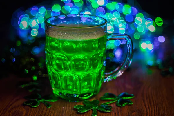 Patrick Day Green Beer Pint Träbord Dekorerad Med Shamrock Blad — Stockfoto