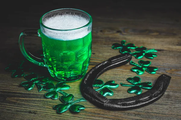 Dia São Patrício Cerveja Verde Com Ferradura Enferrujada Mesa Madeira — Fotografia de Stock