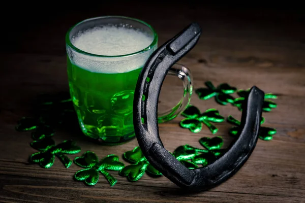 Den Svatého Patrika Zelené Pivo Zrezivělou Podkovou Dřevěném Stole Zdobené — Stock fotografie